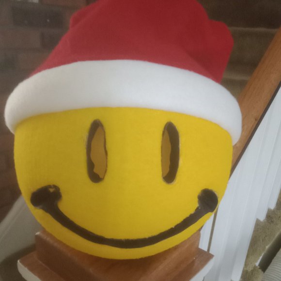 Smiley Santa Display/9"D - Picture 6 of 11